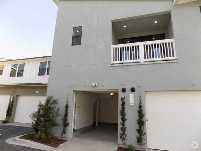 Building Photo - Beautiful 1 Bedroom 1 Bath Condo in Ranch ...