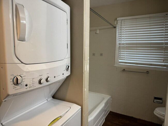 Photo - "Charming 2-Bedroom Duplex Retreat in Lubbock – Spacious 997 Sq Ft Gem!" Unit B