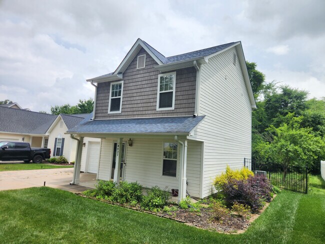 Room in House on Meadowcreek Village Dr