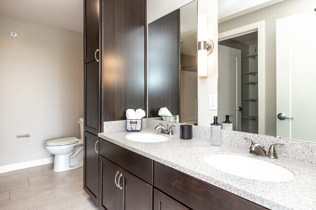 2 habitaciones, 2 baños - 1178 pies cuadrados - Stonecrest - Baño principal - Residences at 62W