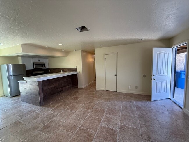 Building Photo - Refurbished On Sunrise Rental