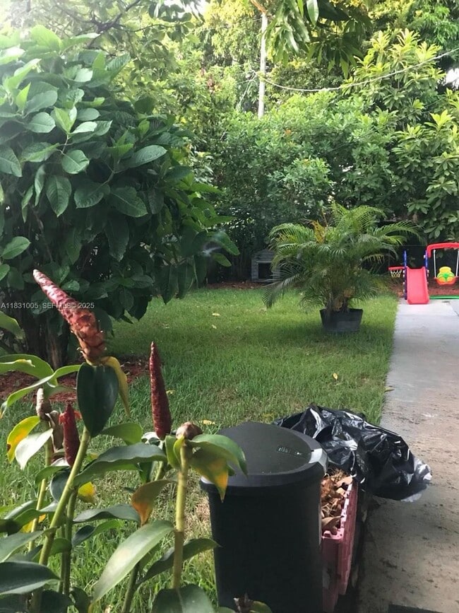 Building Photo - 266 E 12th St