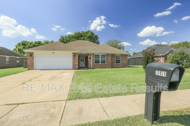 Photo - 741 Harvest St