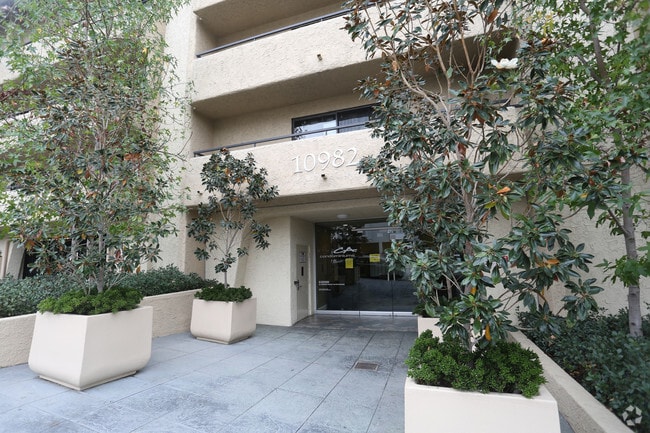 Photo - Club California