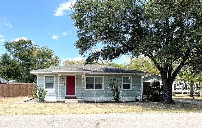 Photo - 112 Hackberry Dr House