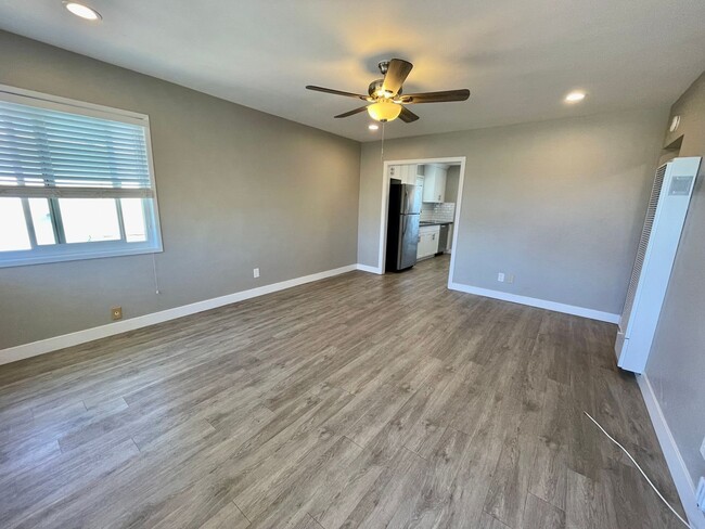 Photo - Bright & Modern Second-Floor Apartment – Natural Light, Comfort & Convenience! Unidad 4143