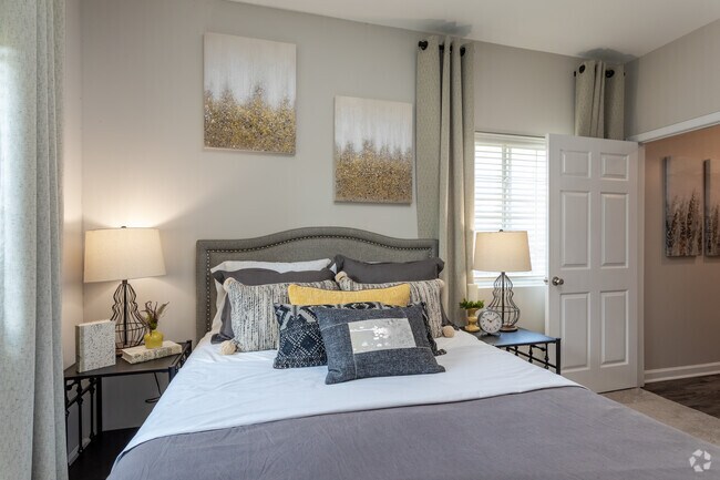 2BR, 2BA - 1075SF - Master Bedroom