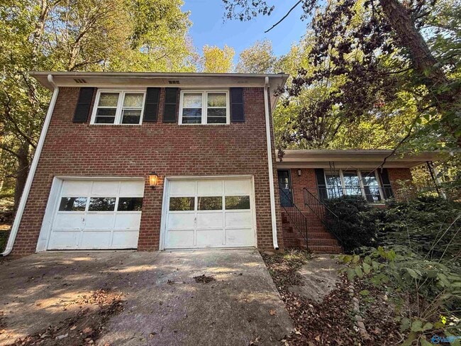Photo - 723 Versailles Dr SE