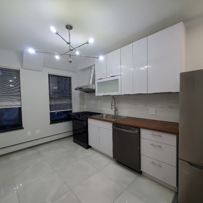 Building Photo - 232 1st St