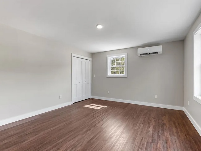 Photo - 84 Old Lake Shore Rd Unit Right