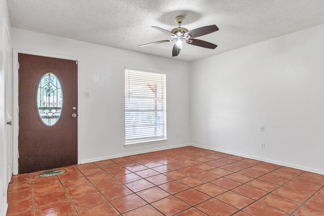 Photo - 5935 Highfield St