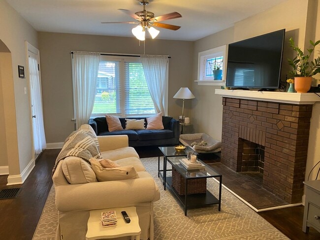 Photo - Large Spacious Home with 2 Car Garage in South Hampton