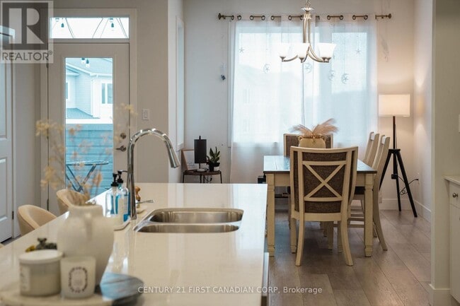 Photo - 925 Deveron Crescent