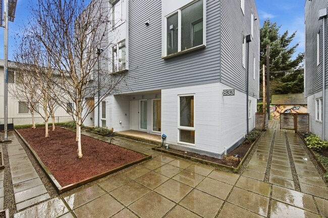 Building Photo - Modern 3BR Townhome with Rooftop Deck Near Downtown Seattle