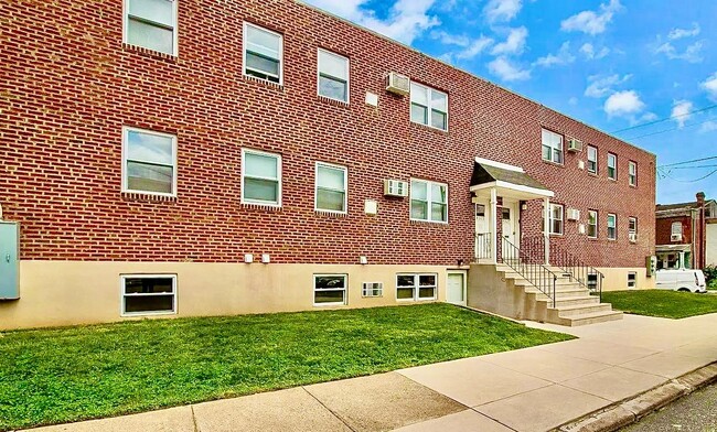 Photo - 4525 Lardner St