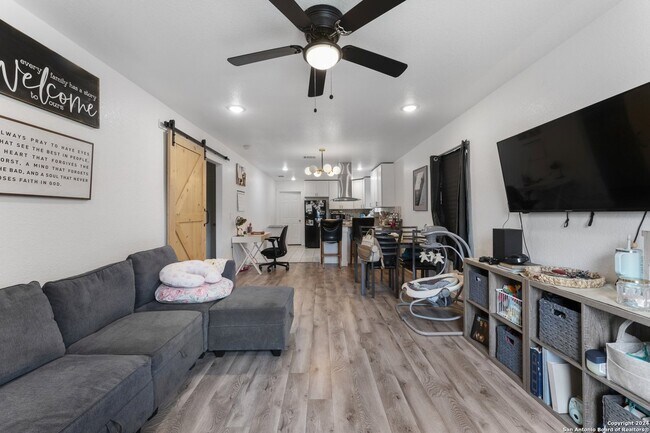 Photo - 928 Hedges St