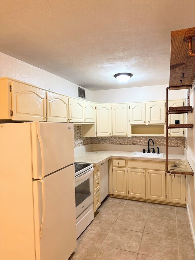 Photo - 133 California Dr NE