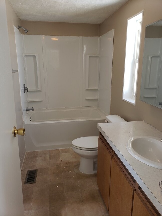 Photo - 3 Bed, 2 bath manufactured home in Egin!