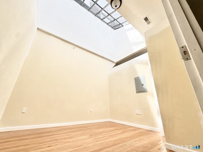 Building Photo - 105 Bank St Unit 3D