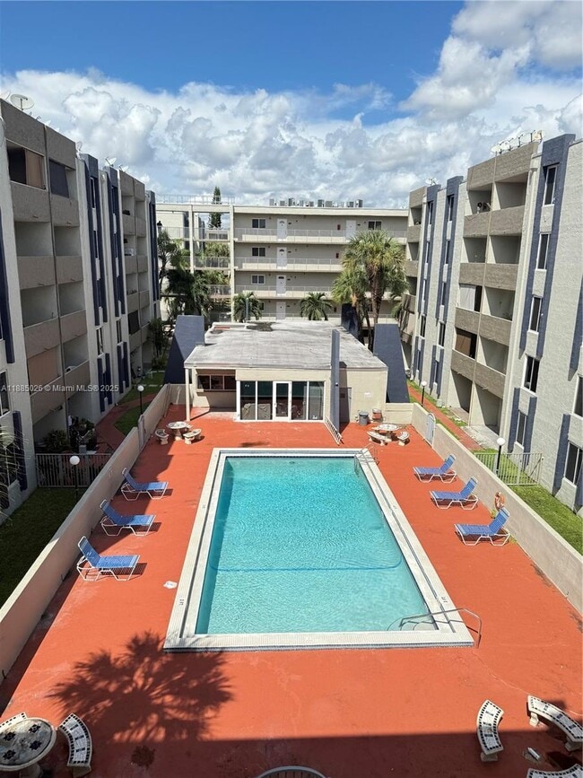 Building Photo - 10000 NW 80th Ct Unit 2424