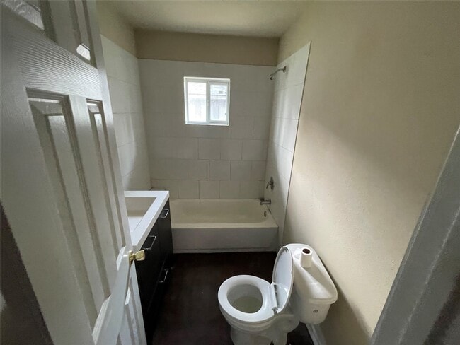 Building Photo - 2704 Campbell St