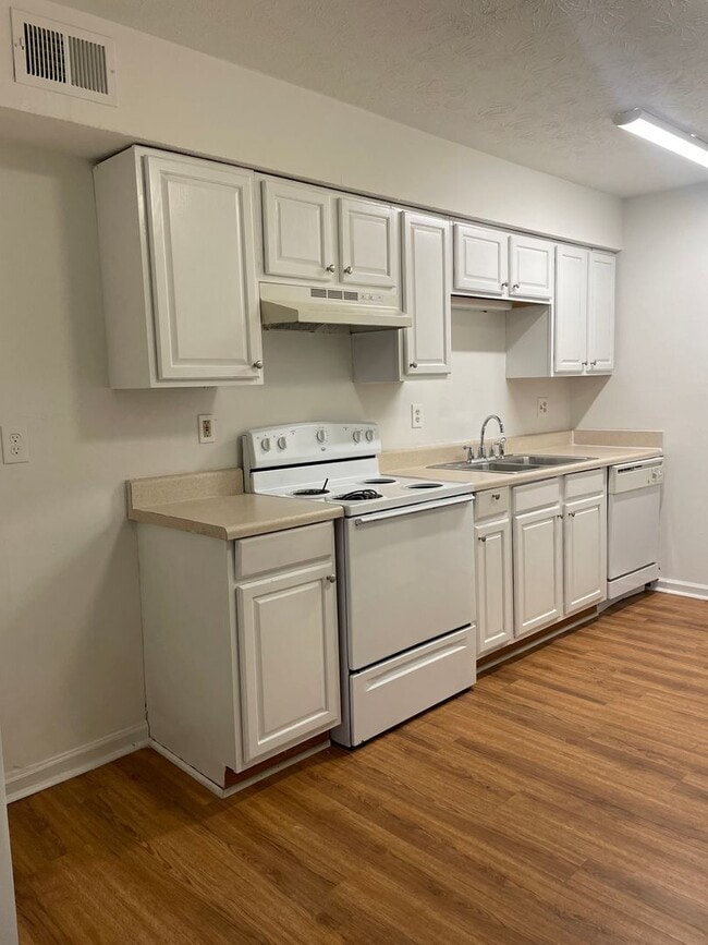 Building Photo - Modern 2-Bed, 1-Bath Oasis with Central Ai... Unit P-H1 Rental