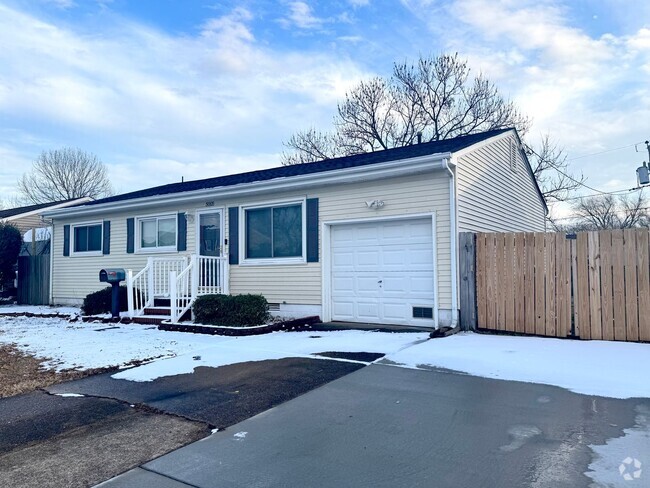 Building Photo - Charming Single Family Home