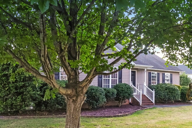 Photo - 1004 Ayrshire Ln