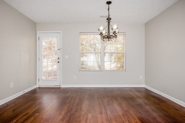 Photo - 717 Douglass Cir