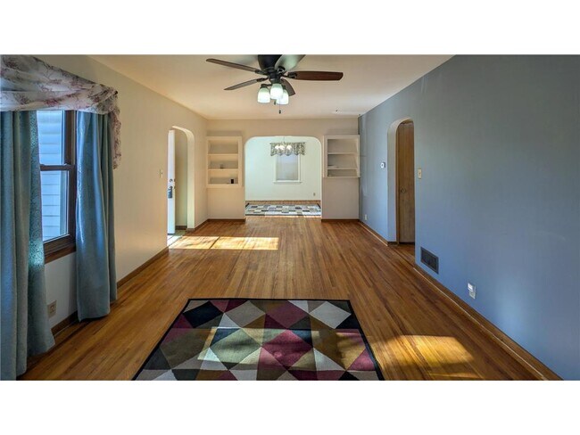 Photo - 301 Giles Pl