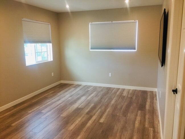 Photo - 9229 White Oak Ave
