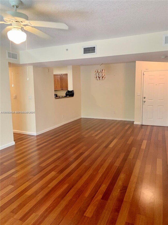 Photo - 529 E Sheridan St Unidad 1021