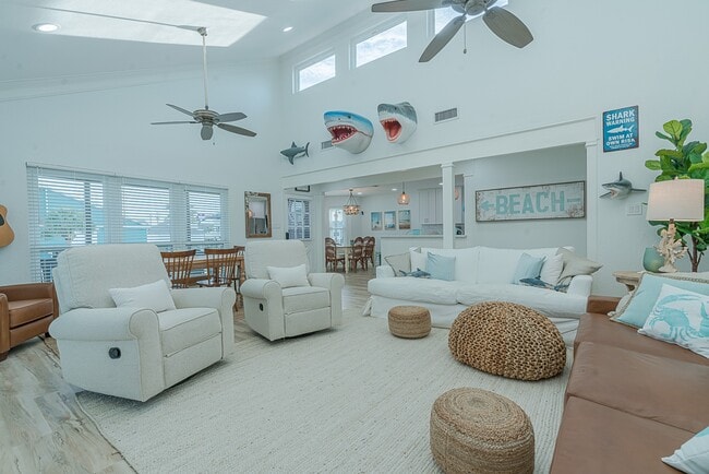 Building Photo - 13826 Pirates Beach Blvd Rental