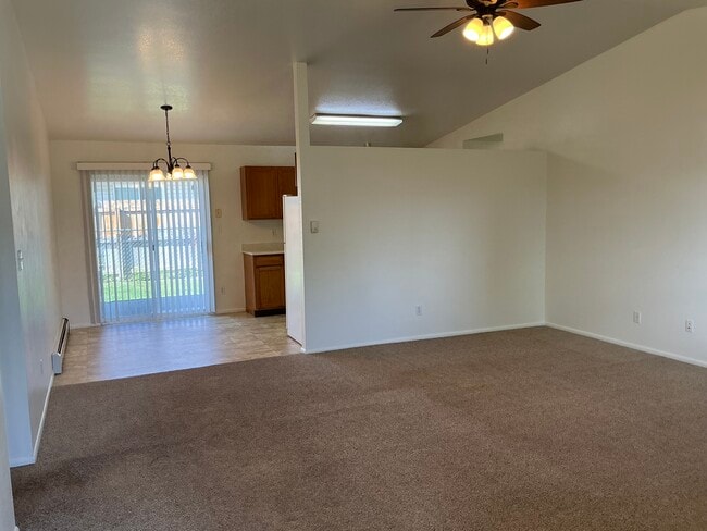 Photo - 612 Round Table Rd