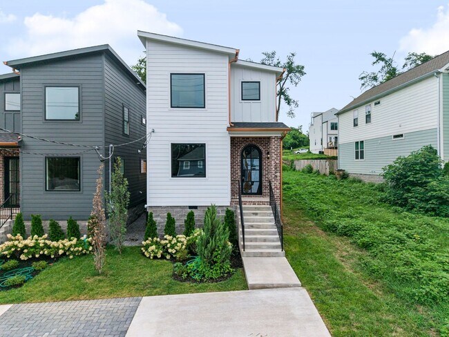Photo - Modern Living & Downtown Skyline Views!