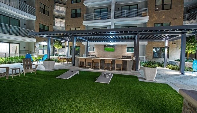 Building Photo - 3636 W Dallas St Unit 335