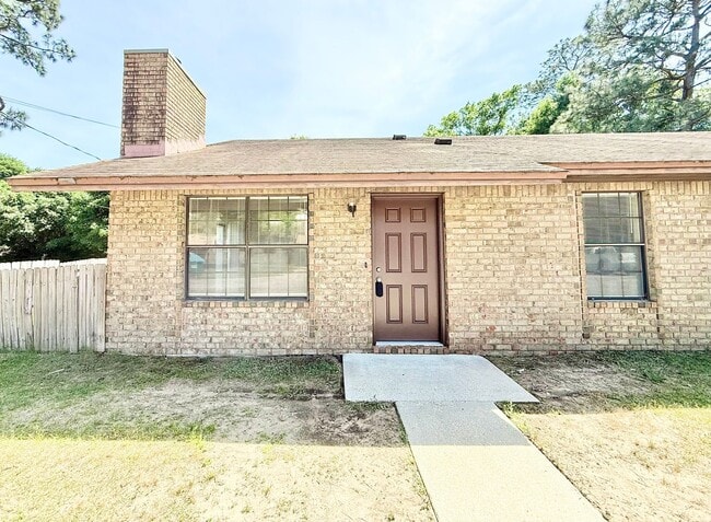 Building Photo - Charming 2-Bedroom Apartment - Prime Location