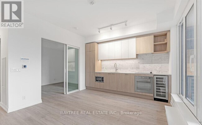 Photo - 2020 Bathurst St Unit 506