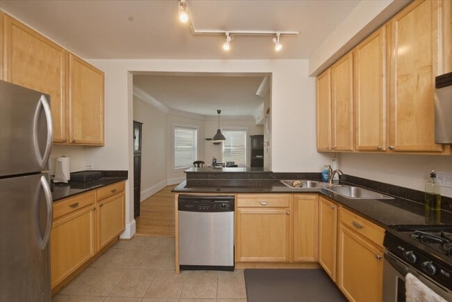 Photo - 1849 W Greenleaf Ave Unit 2N