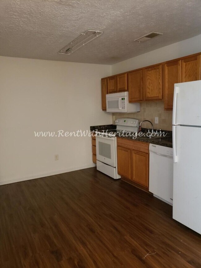 Photo - GREAT ONE LEVEL TOWNHOME / END UNIT / POPULAR DOWNTOWN VILLA RICA AREA / CAN WALK TO SHOPPING AND...