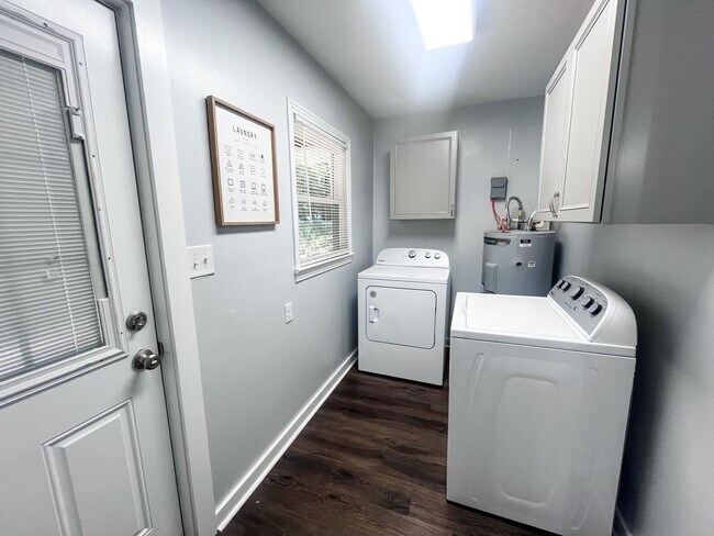 Photo - Beautiful 3 Bedroom Near Campus