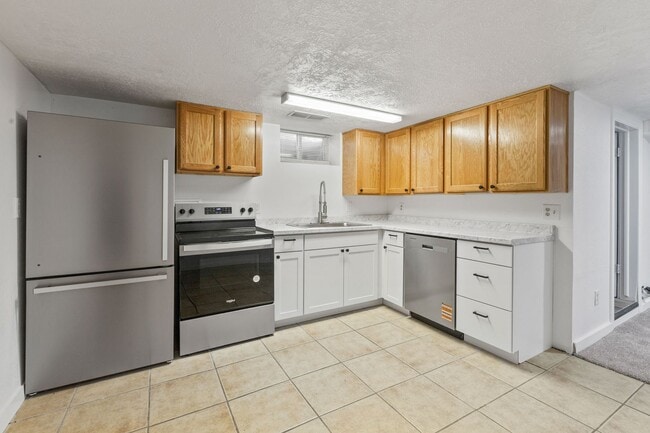 Building Photo - 323 N State St Rental
