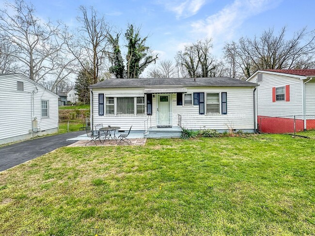 Building Photo - 1704 Lenland Ave