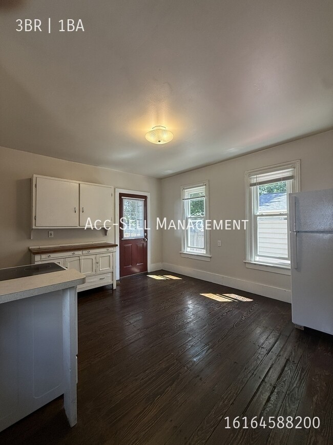 Photo - 901 Zeeland Ct NE