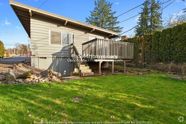 Building Photo - Light Filled 2 Bedroom Duplex in SW Portland! Rental