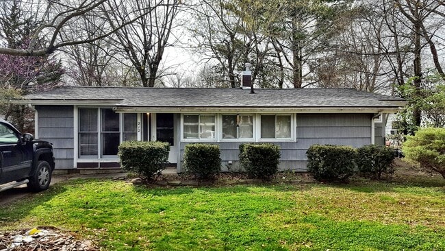 Building Photo - Cute 3 Bedroom Home