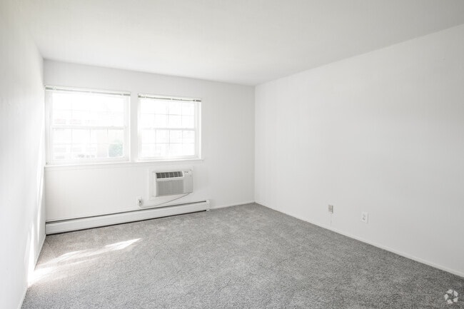 1 BR, 1 BA - 634 SQFT