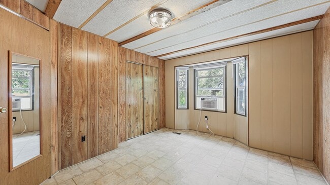 Photo - 215 Spanish Oak Dr