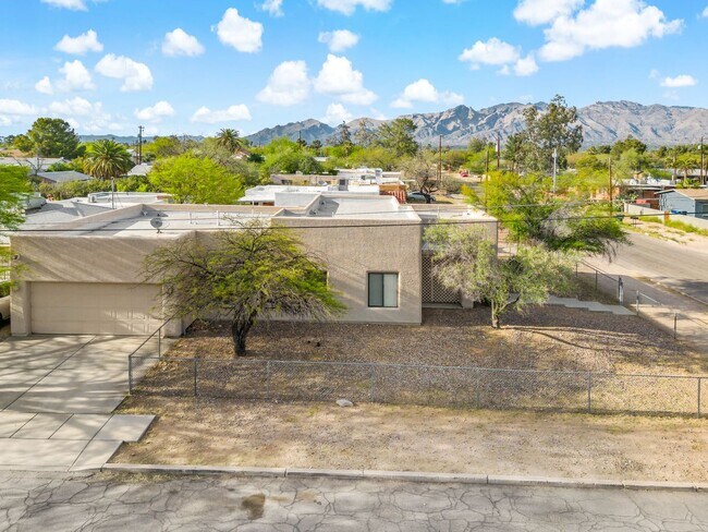 Building Photo - 4 bedroom home in Central Tucson