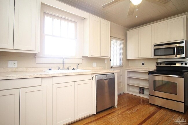 3102 E De Soto St